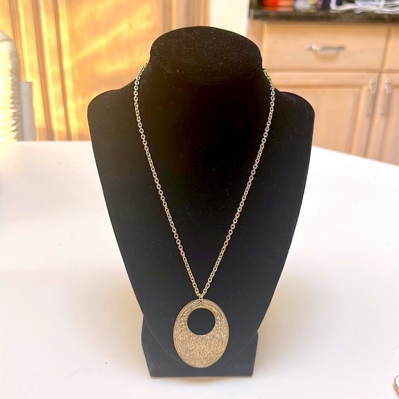 🆕 👋 3/$15 FASHION JEWELRY NECKLACE GOLD TONED EMBOSSED FLOWER - Picture 2 of 4